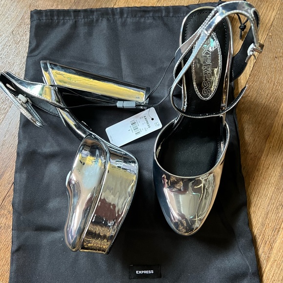 EXPRESS Metallic Rounded Toe
Platform Pumps - Picture 3 of 11